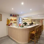 Zhennan Teabar Hotel